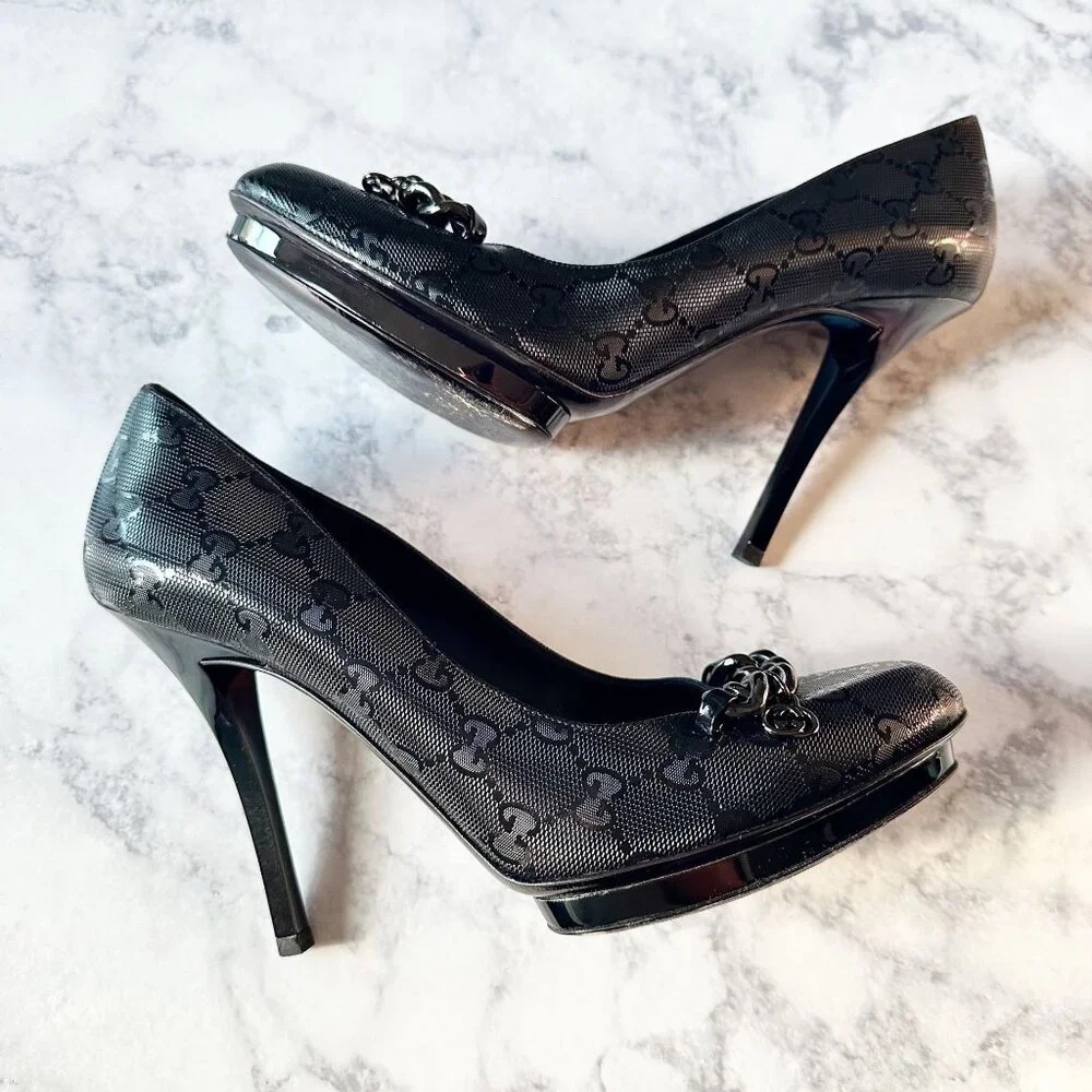 Gucci GG Imprime Black Leather Chain Charm Pumps - Picture 4 of 15